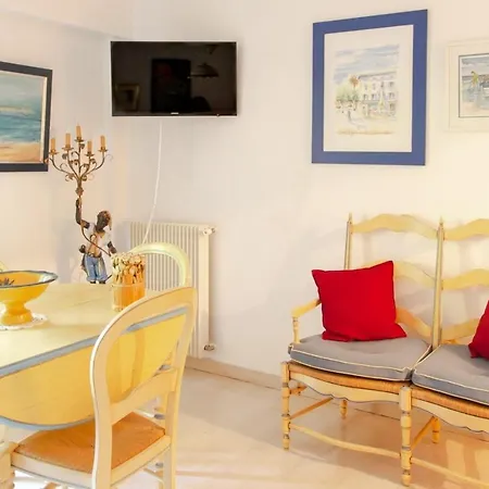 Furnished Studio With A Terrace & A Swimming Pool In A Charming Condominium Apartament *