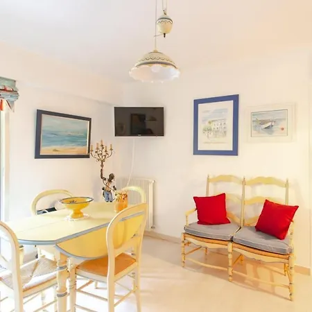 Furnished Studio With A Terrace & A Swimming Pool In A Charming Condominium Apartament *