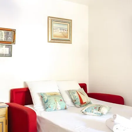 Furnished Studio With A Terrace & A Swimming Pool In A Charming Condominium * أنتيب